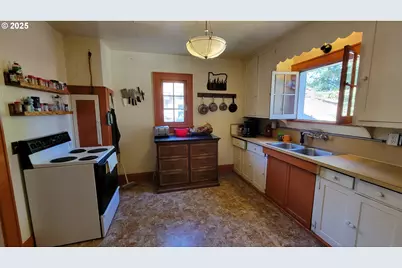 1445 W 11th Ave, Eugene, OR 97402 - Photo 6