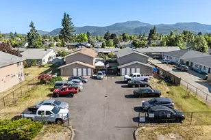 1180 R St, Springfield, OR 97477 - Photo 4