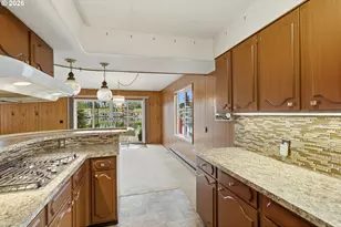 550 N Tomahawk Island Dr, Portland, OR 97217 - Photo 12