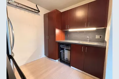 2020 SW Main St #402, Portland, OR 97205 - Photo 6