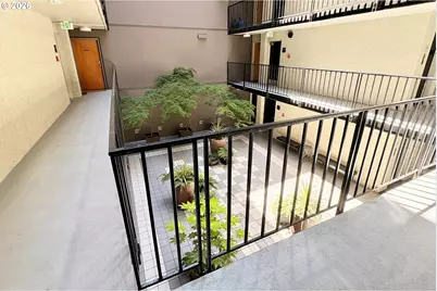 2020 SW Main St #402, Portland, OR 97205 - Photo 14