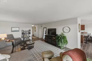 290 N 3rd Ct, Coos Bay, OR 97420 - Photo 8