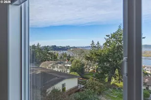 290 N 3rd Ct, Coos Bay, OR 97420 - Photo 18