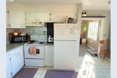 124 NE West Ave, Roseburg, OR 97470 - Photo 2