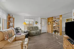 125 SE Estate Loop, Winston, OR 97496 - Photo 8