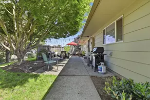 12915 NE Morris Ct, Portland, OR 97230 - Photo 20