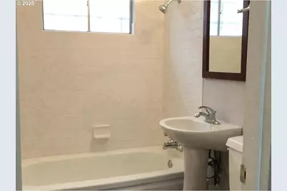 2536 NE Hoyt St, Portland, OR 97232 - Photo 16