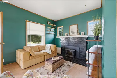 1902 6th St, Tillamook, OR 97141 - Photo 8