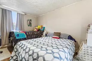 215 NE Going St, Portland, OR 97211 - Photo 16