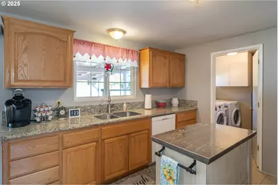 962 NW Keasey St, Roseburg, OR 97471 - Photo 16