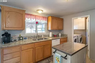 962 NW Keasey St, Roseburg, OR 97471 - Photo 16