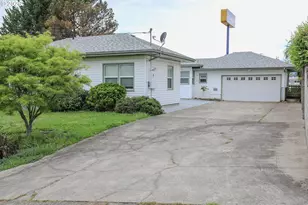 1528 NW Eden St, Roseburg, OR 97470 - Photo 2