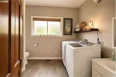 533 38th St, Astoria, OR 97103 - Photo 6