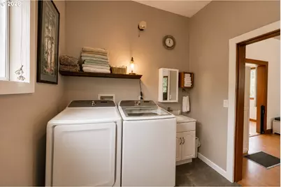 533 38th St, Astoria, OR 97103 - Photo 8