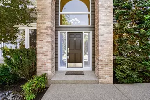 17622 Brookhurst Dr, Lake Oswego, OR 97034 - Photo 2