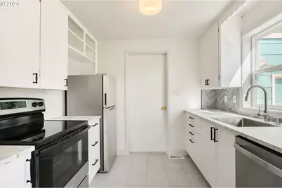 12107 SE Kelly St, Portland, OR 97266 - Photo 8