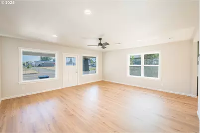 1078 Young St, Woodburn, OR 97071 - Photo 6