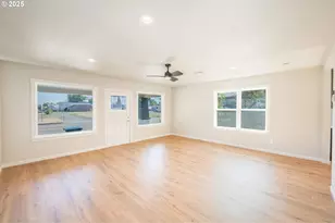 1078 Young St, Woodburn, OR 97071 - Photo 6