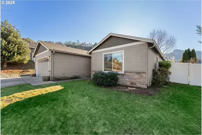 632 Valley Vista St, Sutherlin, OR 97479 - Photo 1