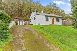 1389 NE Brooklyn Ave, Roseburg, OR 97470 - Photo 2