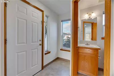 15648 NE Milton Pl, Portland, OR 97230 - Photo 8