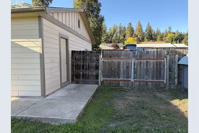 686 W First Ave, Sutherlin, OR 97479 - Photo 26