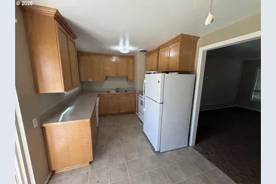 686 W First Ave, Sutherlin, OR 97479 - Photo 10