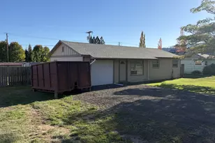 686 W First Ave, Sutherlin, OR 97479 - Photo 2