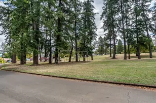 325 W Riverside Dr, Roseburg, OR 97470 - Photo 48