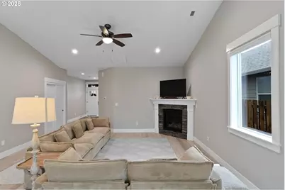 1025 Sassafras St, Independence, OR 97351 - Photo 6