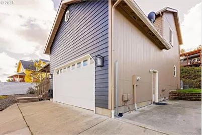 135 SW Quincetree Ct, Roseburg, OR 97471 - Photo 4