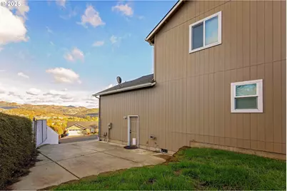 135 SW Quincetree Ct, Roseburg, OR 97471 - Photo 6