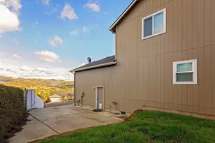 135 SW Quincetree Ct, Roseburg, OR 97471 - Photo 6