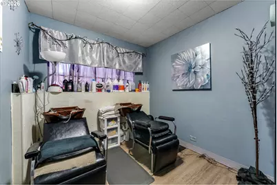 240 SW H St, Grants Pass, OR 97526 - Photo 8