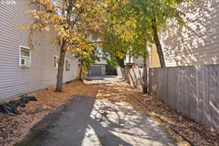 9218 SE Lincoln St, Portland, OR 97216 - Photo 30