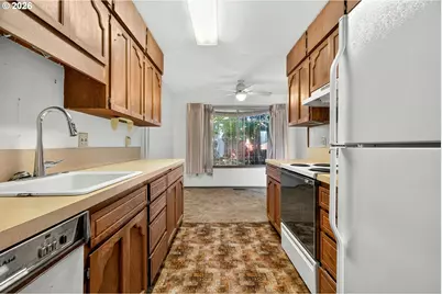16735 NE Glisan St, Portland, OR 97230 - Photo 24