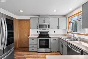 6860 N Swift St, Portland, OR 97203 - Photo 12