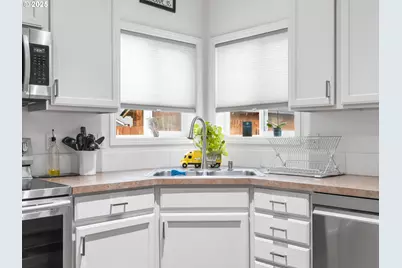 1241 Dahlia St, Woodburn, OR 97071 - Photo 10