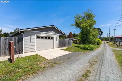 860 1st St SE, Bandon, OR 97411 - Photo 8