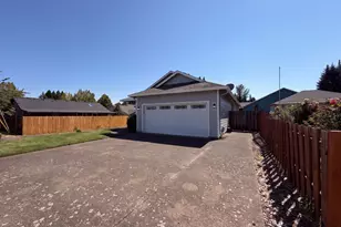 1586 NE Grandhaven St, McMinnville, OR 97128 - Photo 12