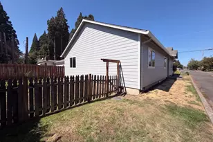 1586 NE Grandhaven St, McMinnville, OR 97128 - Photo 10