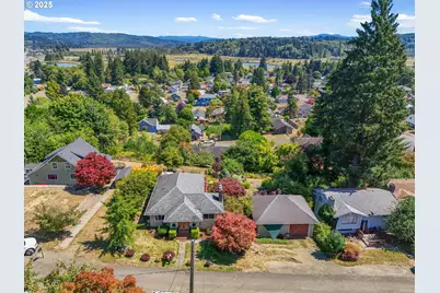 719 Peters St, Raymond, WA 98577 - Photo 2