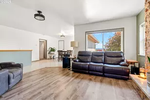 719 Peters St, Raymond, WA 98577 - Photo 8