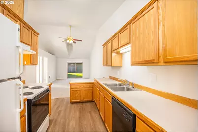 957 E Benjamin Ave, Cottage Grove, OR 97424 - Photo 4