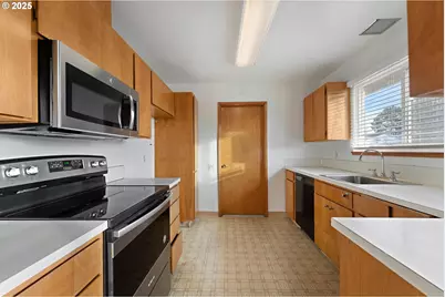 16045 SW Queen Victoria Pl, King City, OR 97224 - Photo 12