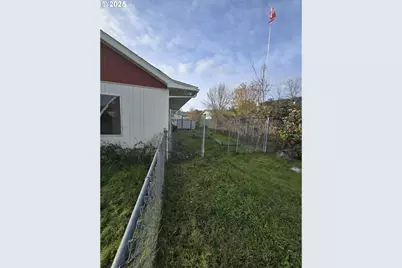 151 NW Sherry St, Winston, OR 97496 - Photo 4