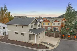 181 NW Mawrcrest Ave, Gresham, OR 97030 - Photo 2