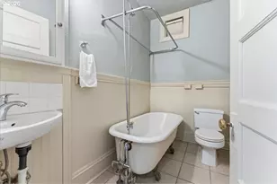 2109 NW Irving St, Portland, OR 97210 - Photo 16