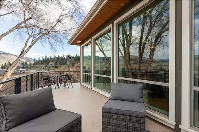 402 Bluff Rd, Hood River, OR 97031 - Photo 16