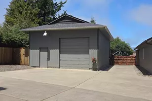 2065 17th St, North Bend, OR 97459 - Photo 4